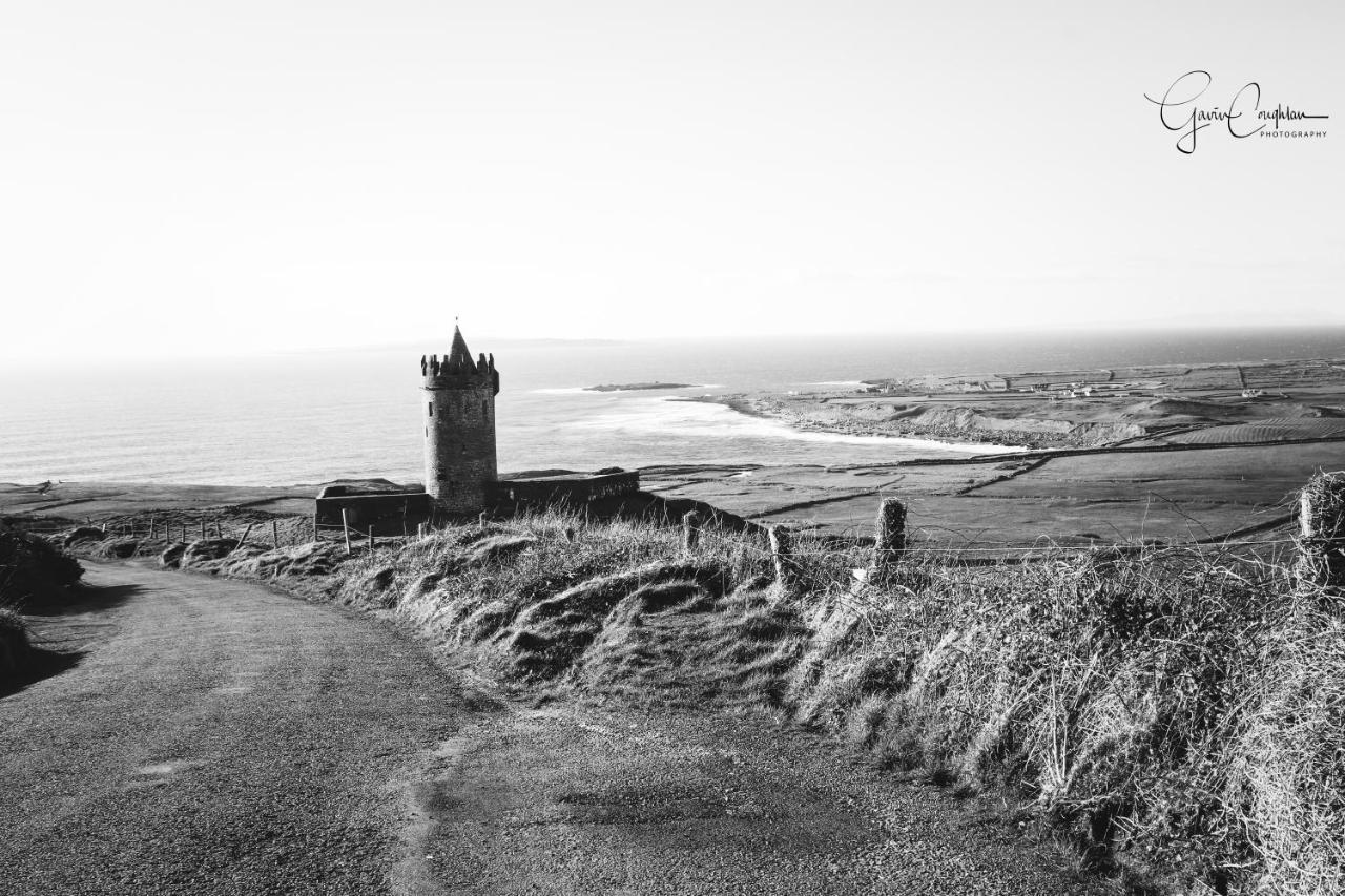 Ocean Breeze Apartment Lahinch Bagian luar foto
